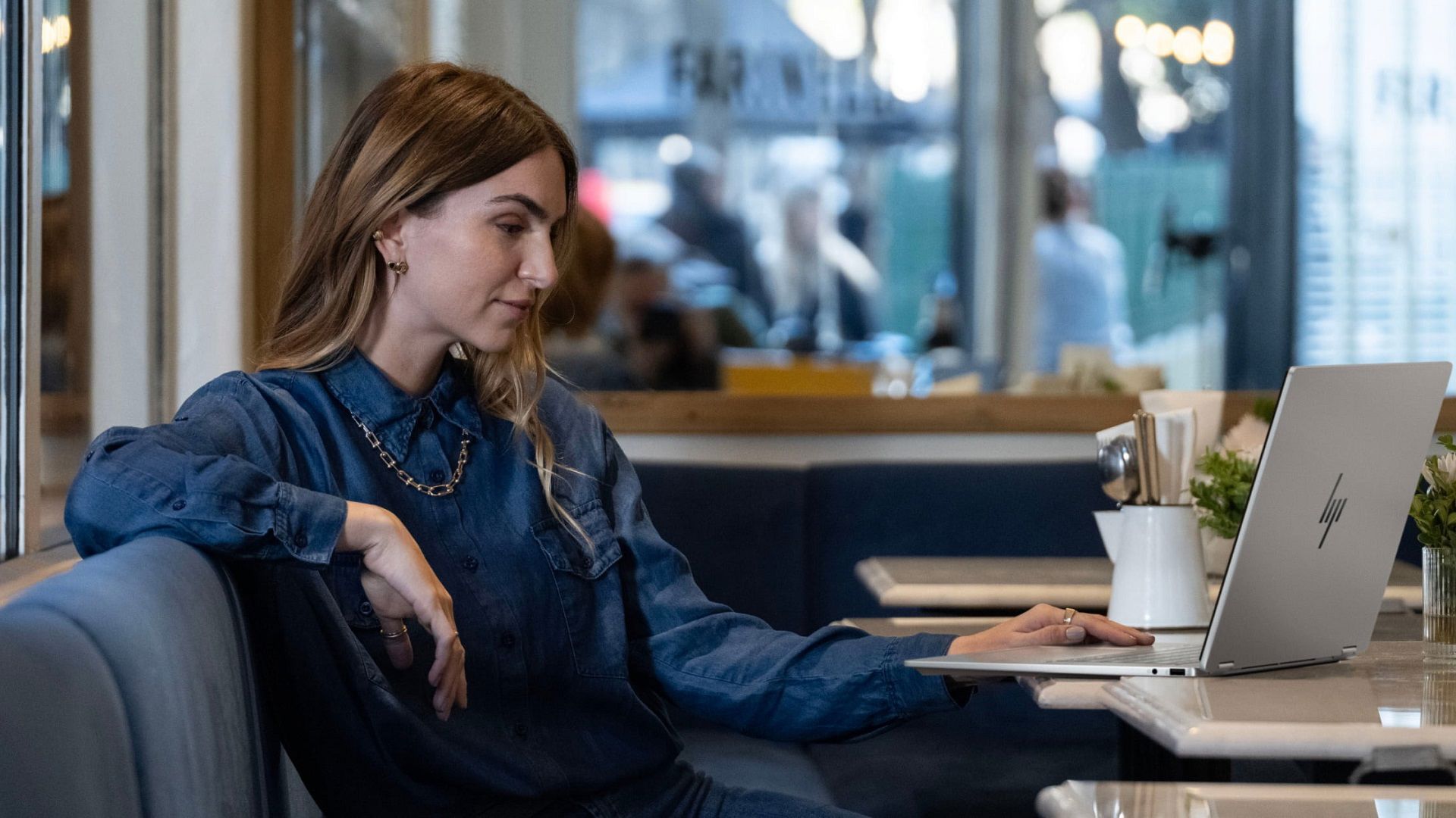 HP, yeni OmniBook/OmniStudio’larda Copilot+ deneyimlerini öne çıkarıyor. Digital Passport, Omni+ ve HP TV+ ile oyuncu için tek merkez yaklaşımı hedefleniyor.