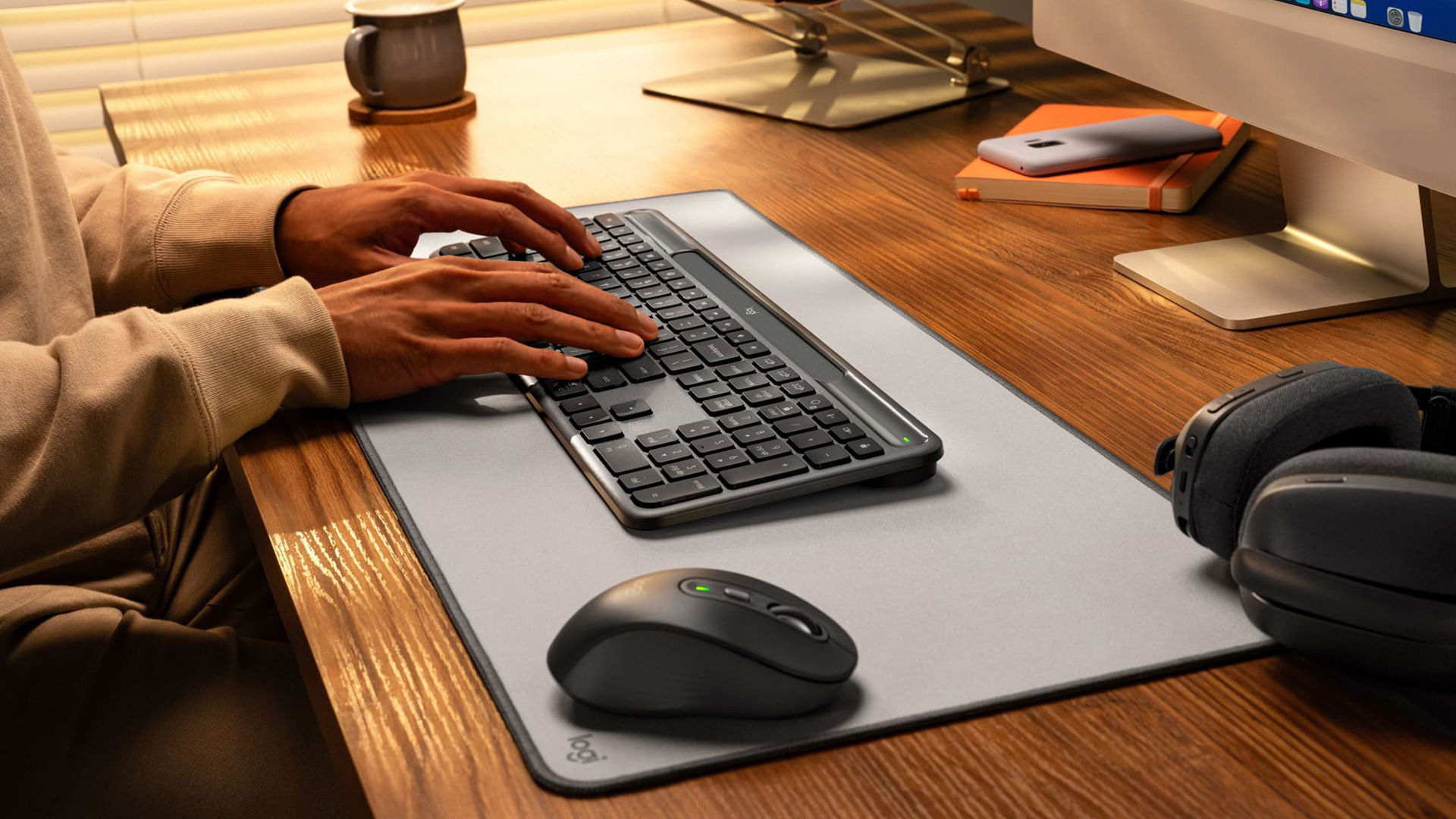 Logitech’in güneşe ihtiyaç duymayan yapay ışıkla dahi şarj olan kablosuz klavyesi K980 satışa sunuldu.