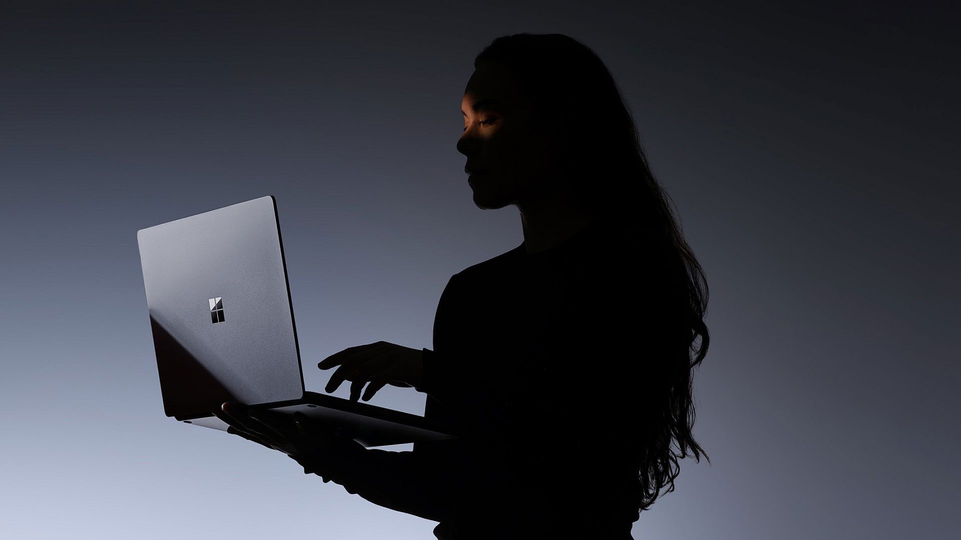 RTX Spark süperçipiyle donatılan Surface Laptop Ultra tanıtıldı; 128 GB birleşik bellek ve Blackwell GPU ile şimdiye kadarki en güçlü Surface geliyor.