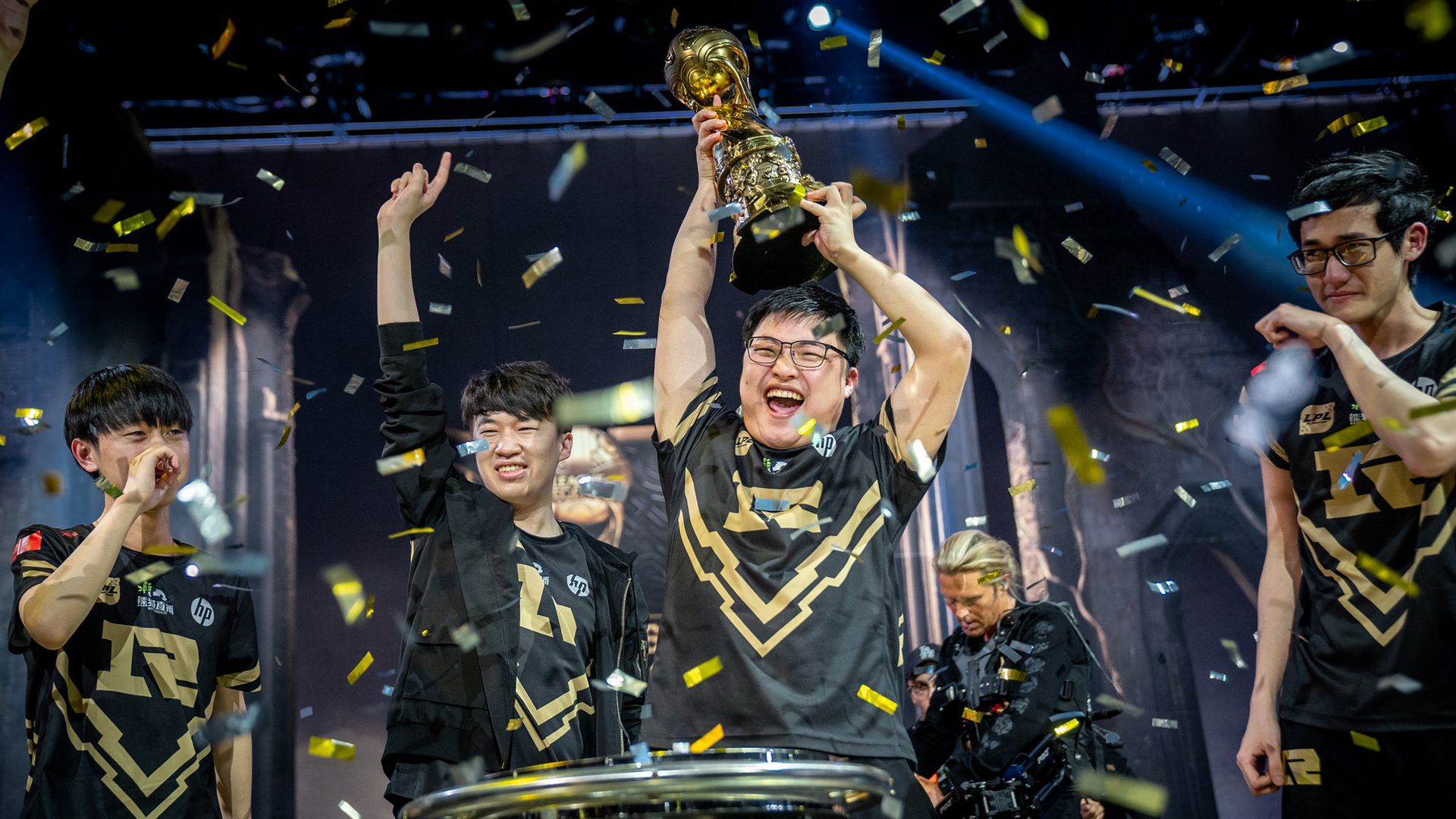 Riot Games, Jian "Uzi" Zihao'yu Hall of Legends'e dahil edilen ikinci oyuncu olarak onurlandırdı.